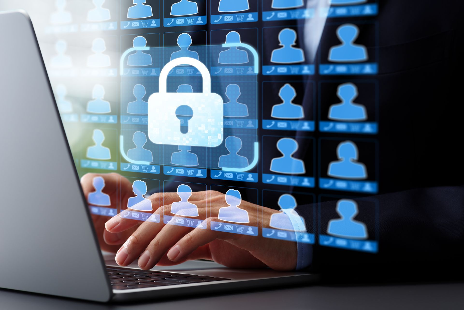 Une personne tape sur un ordinateur portable, sur lequel se superposent un cadenas numérique et des icônes d'utilisateur, symbolisant la sécurité des données.