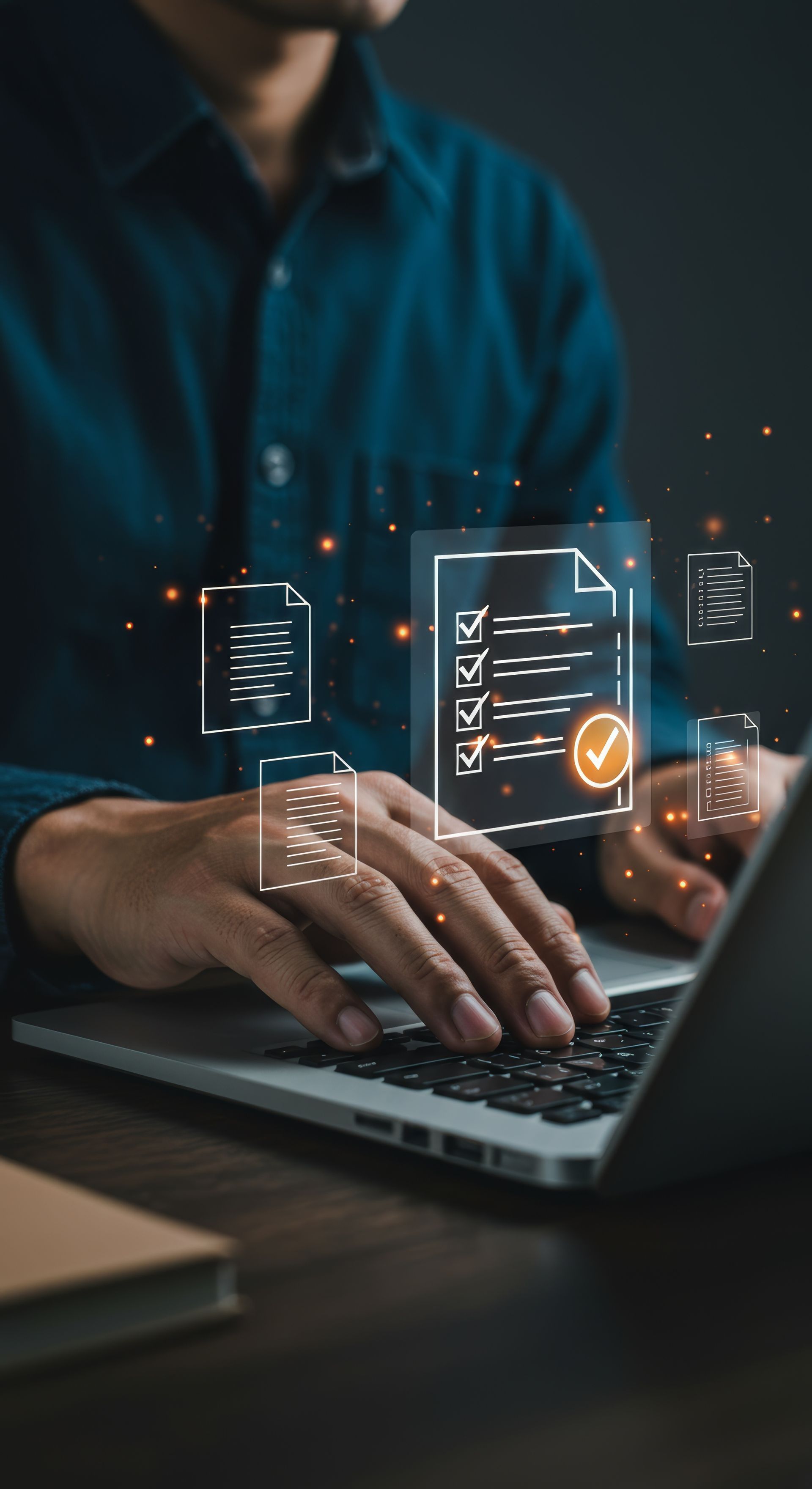 Une personne tape sur un clavier d'ordinateur portable