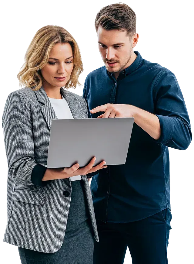 Une femme en blazer et un homme en chemise bleue regardent un ordinateur portable, l'homme le désignant du doigt.