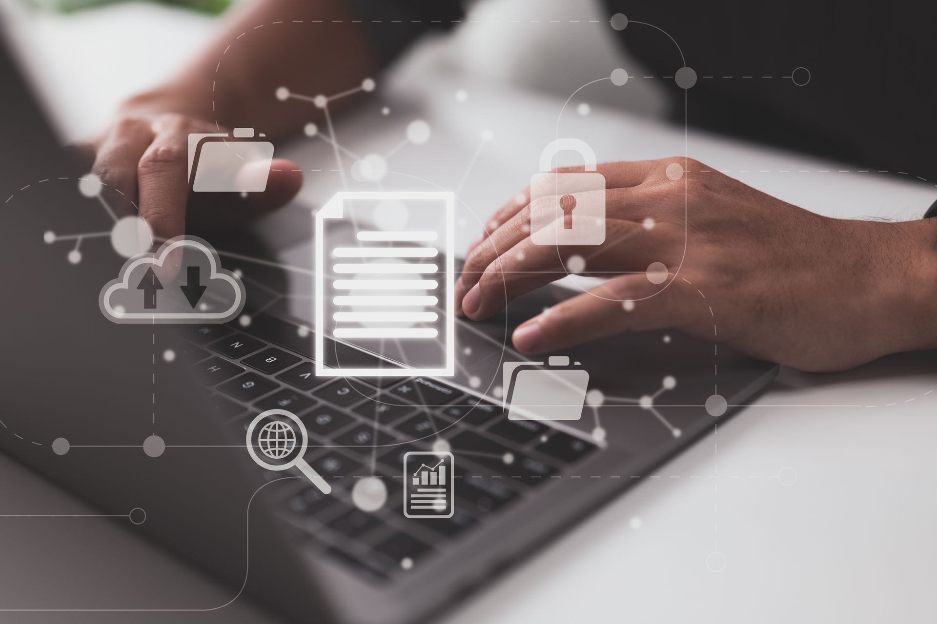 Une personne tape sur un ordinateur portable, avec des icônes numériques représentant les données, le cloud et la sécurité superposées.