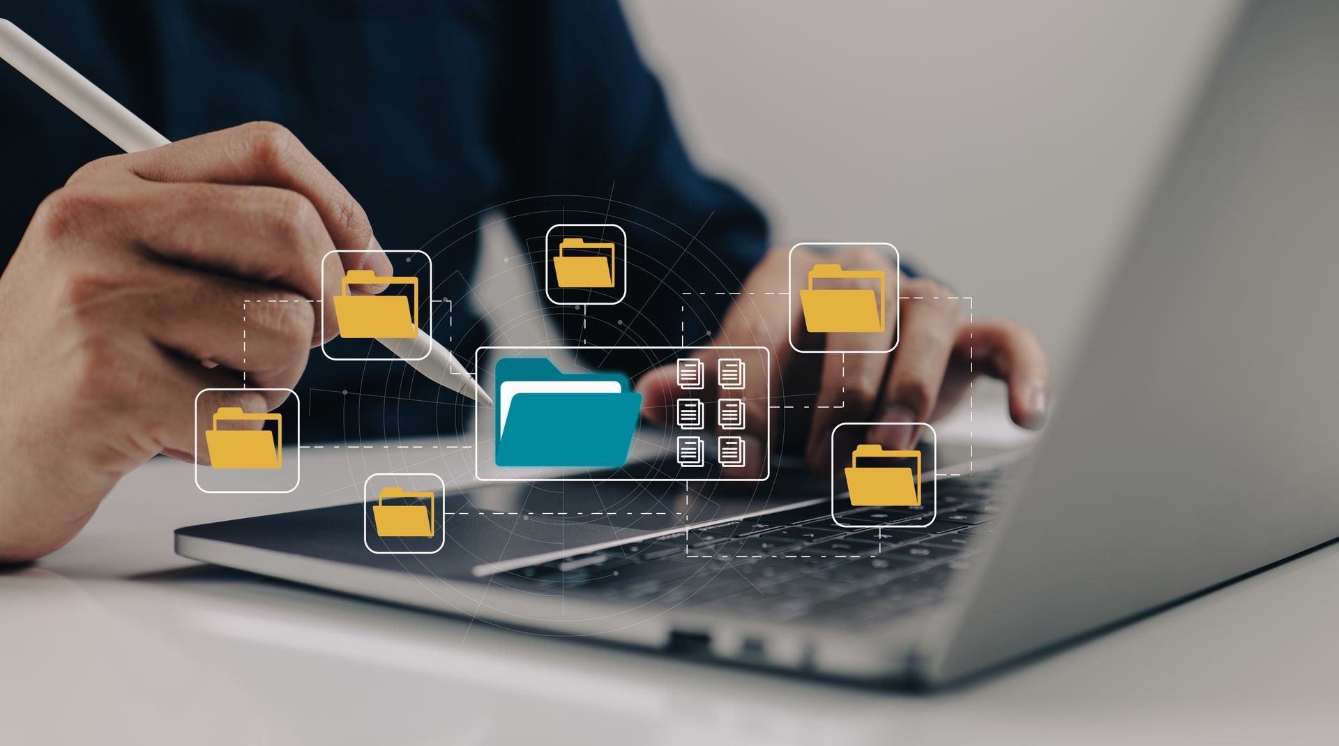 Personne utilisant un ordinateur portable avec des icônes de dossiers numériques superposées, mettant l'accent sur la gestion et l'organisation des données.
