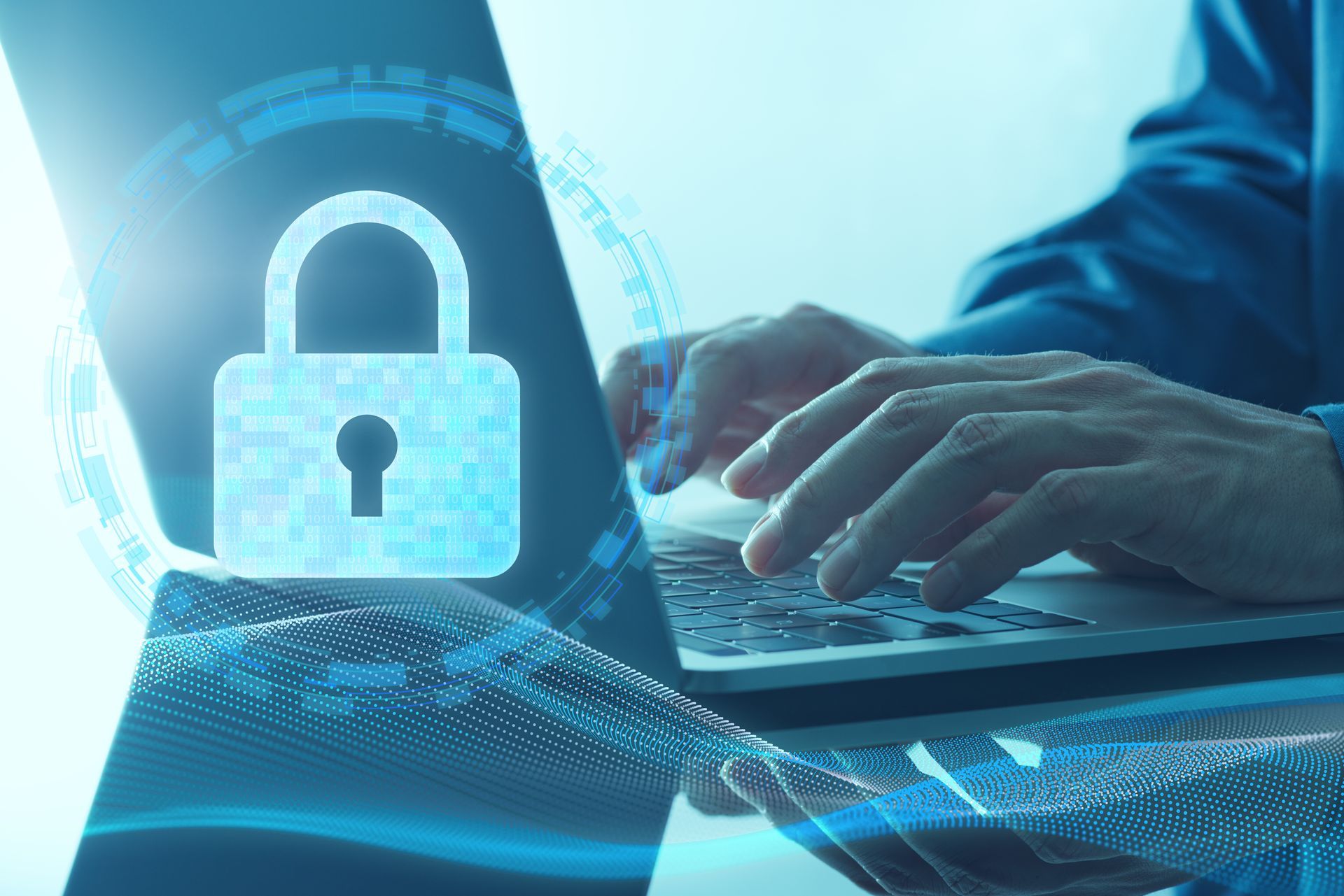 Des mains tapant sur un ordinateur portable avec un cadenas numérique superposé, suggérant la cybersécurité.