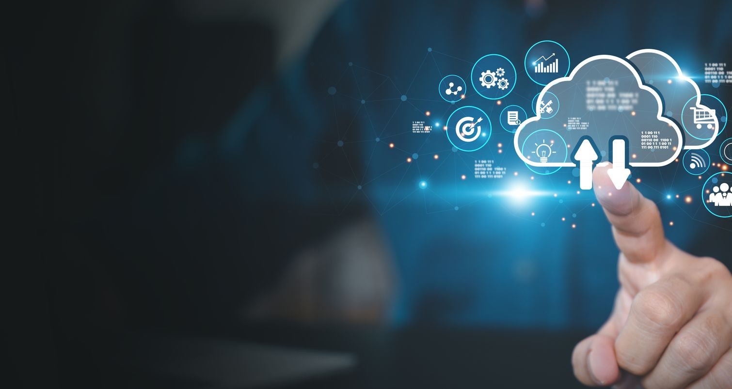 Une personne touchant une icône de nuage avec des symboles de données, symbolisant le cloud computing et le transfert de données.