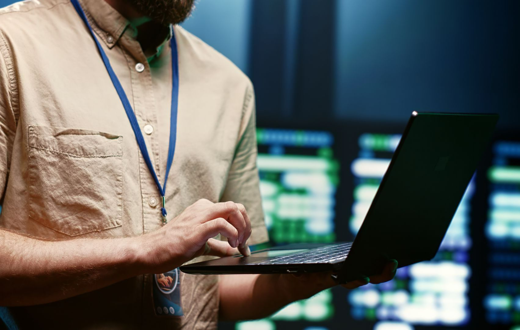Un homme vérifie un ordinateur portable