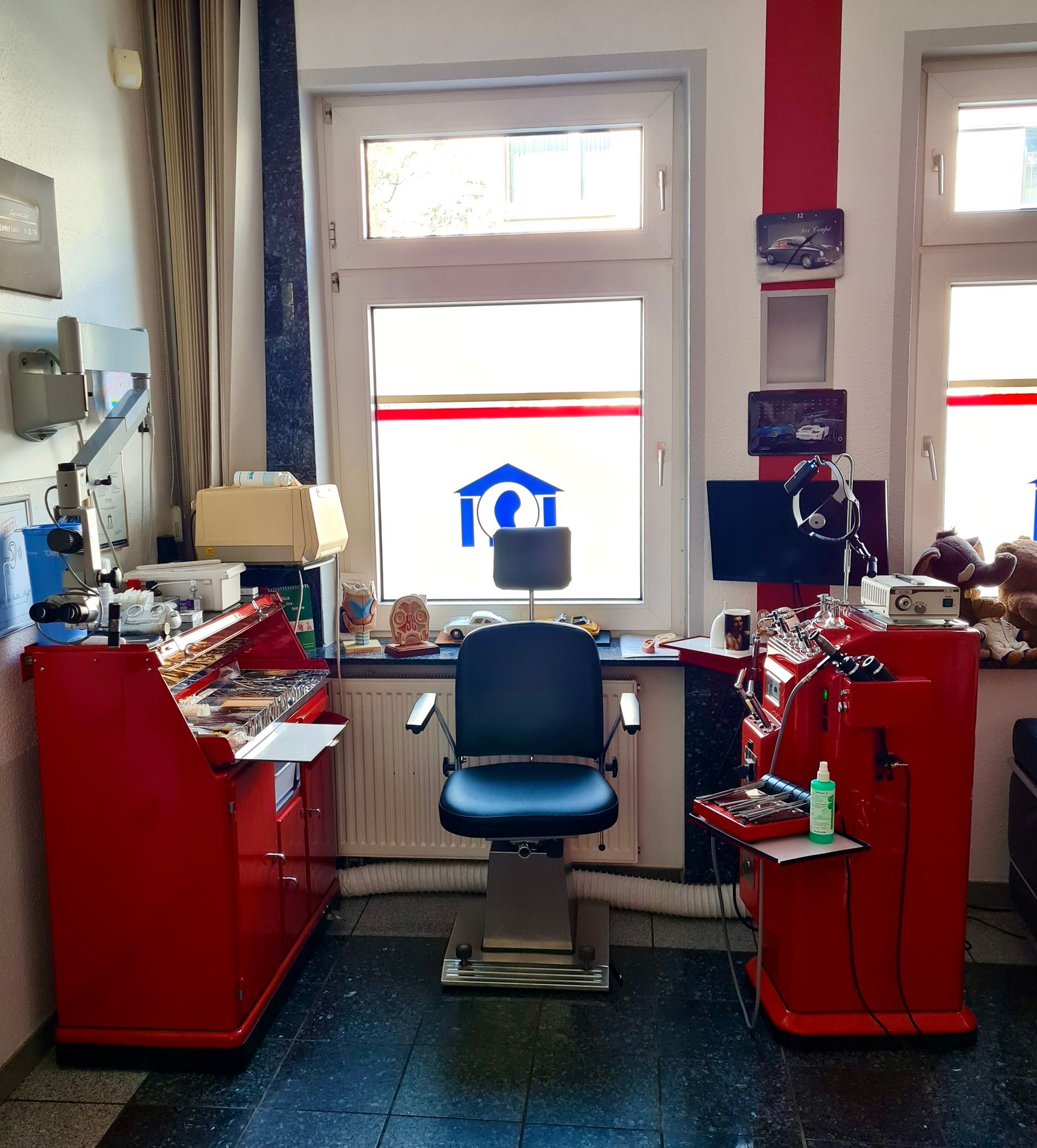 Mann bei HNO Behandlung