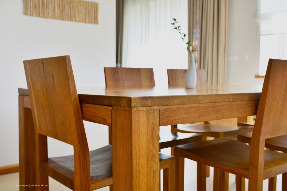 Esstisch und Stühle aus Holz, gefertigt von der Schreinerei Liebl GmbH