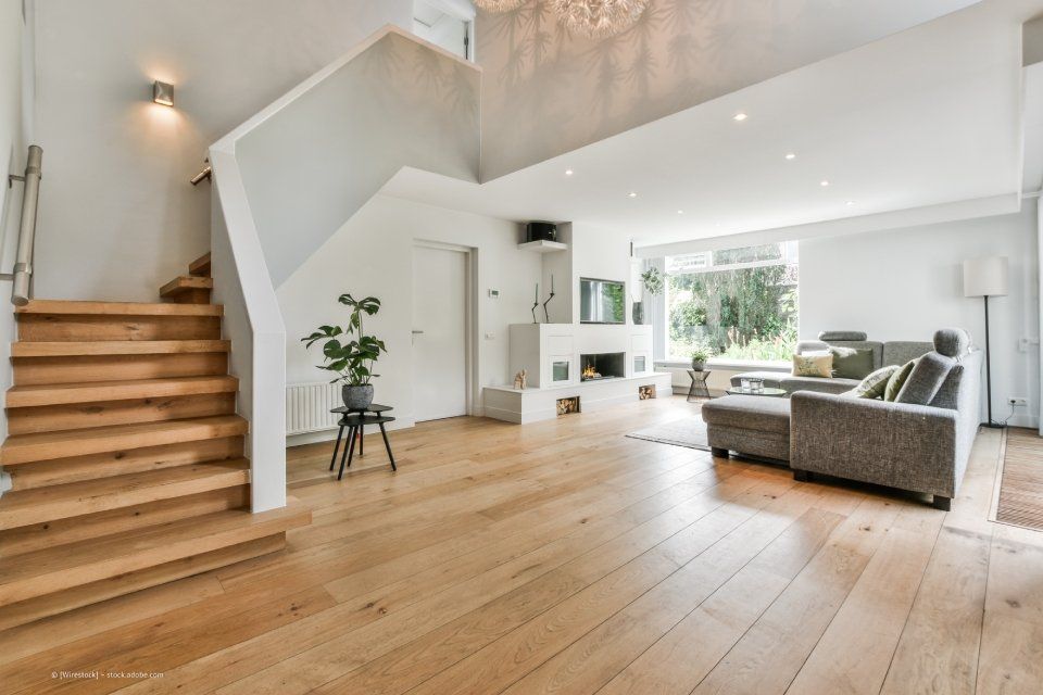 großes, modernes Wohnzimmer mit Holzboden,  gelegt von der Schreinerei Liebl GmbH