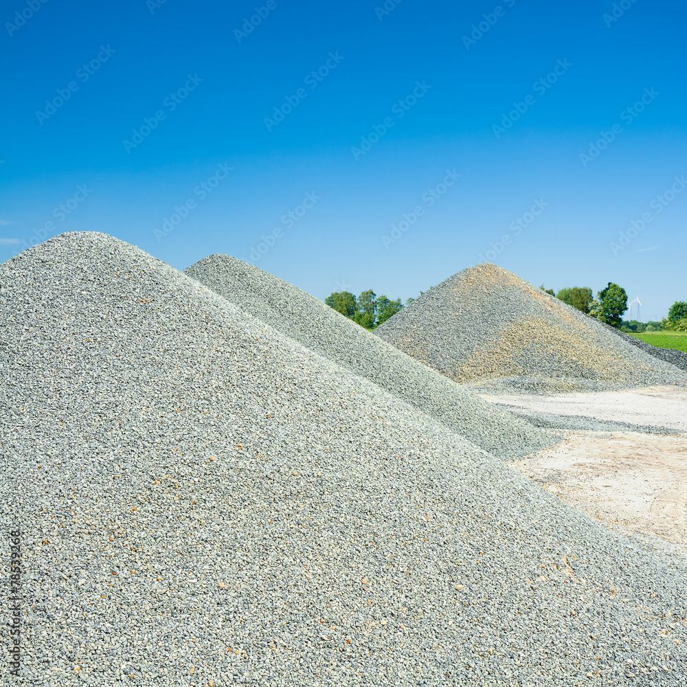 Bagger und Kräne auf Großbaustelle