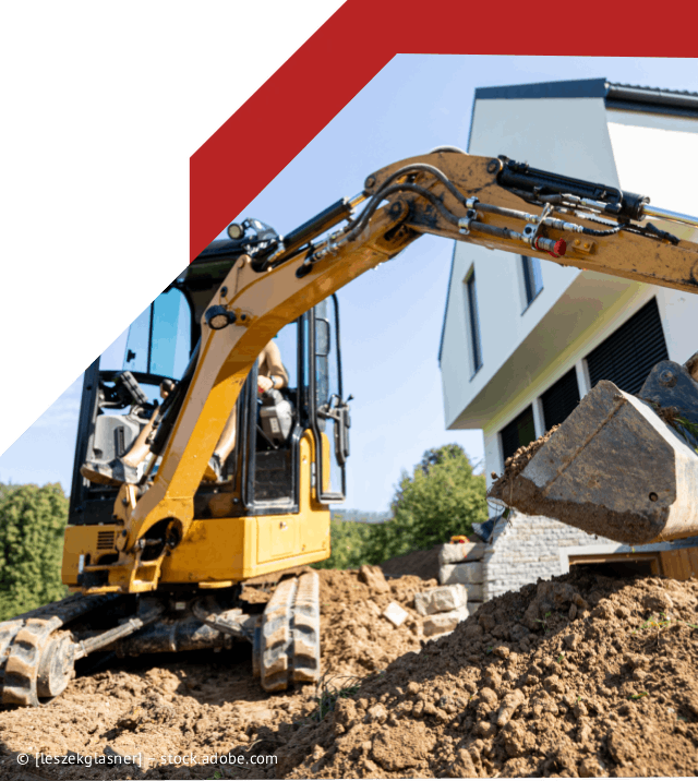 Personen mit Sicherheitskleidung und Bauplänen