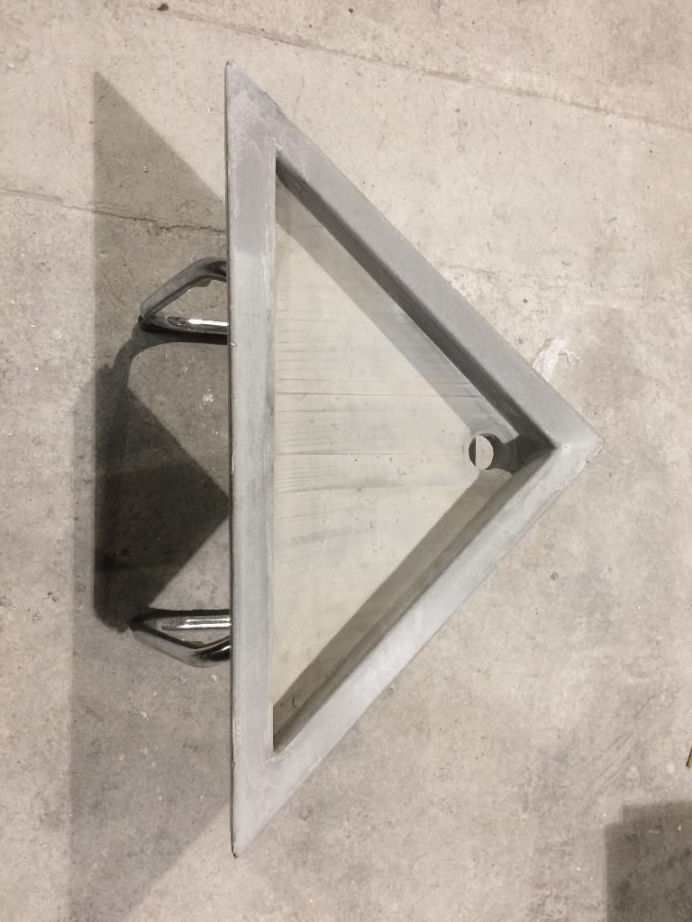 Table basse béton triangulaire