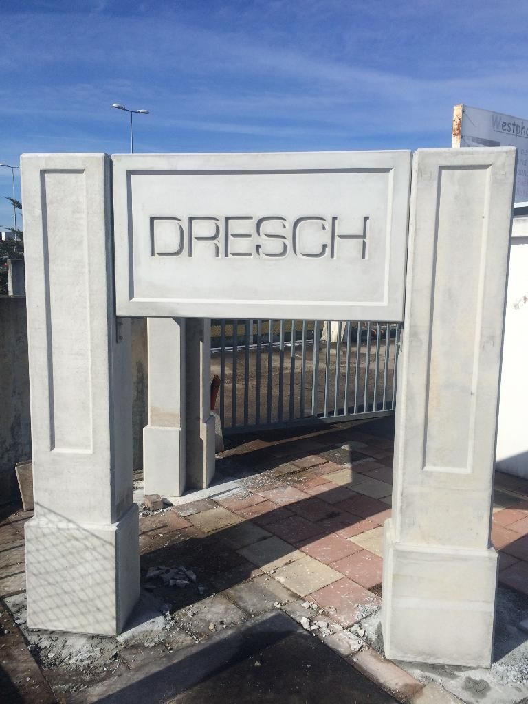 Portique en béton avec lettrage sablé