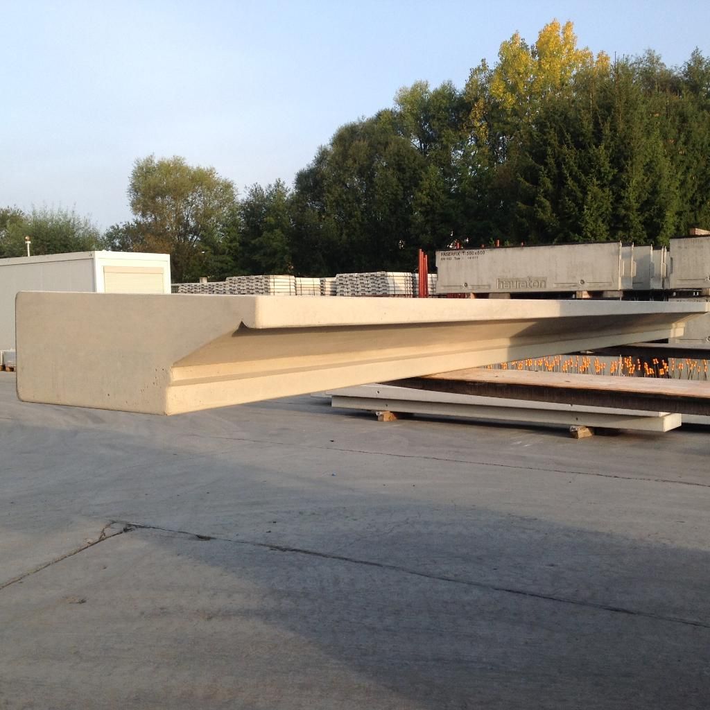 Élément strucurel en béton teinté jaune