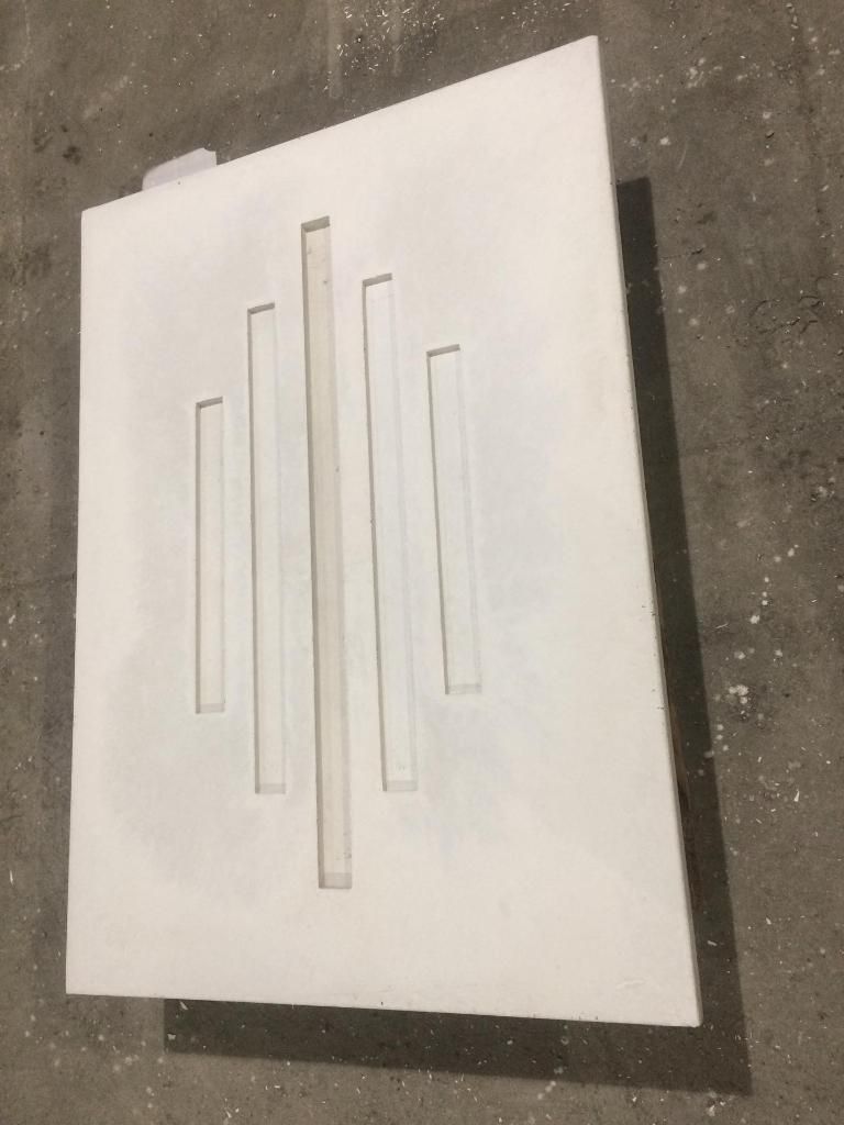 Table basse avec motifs en négatif