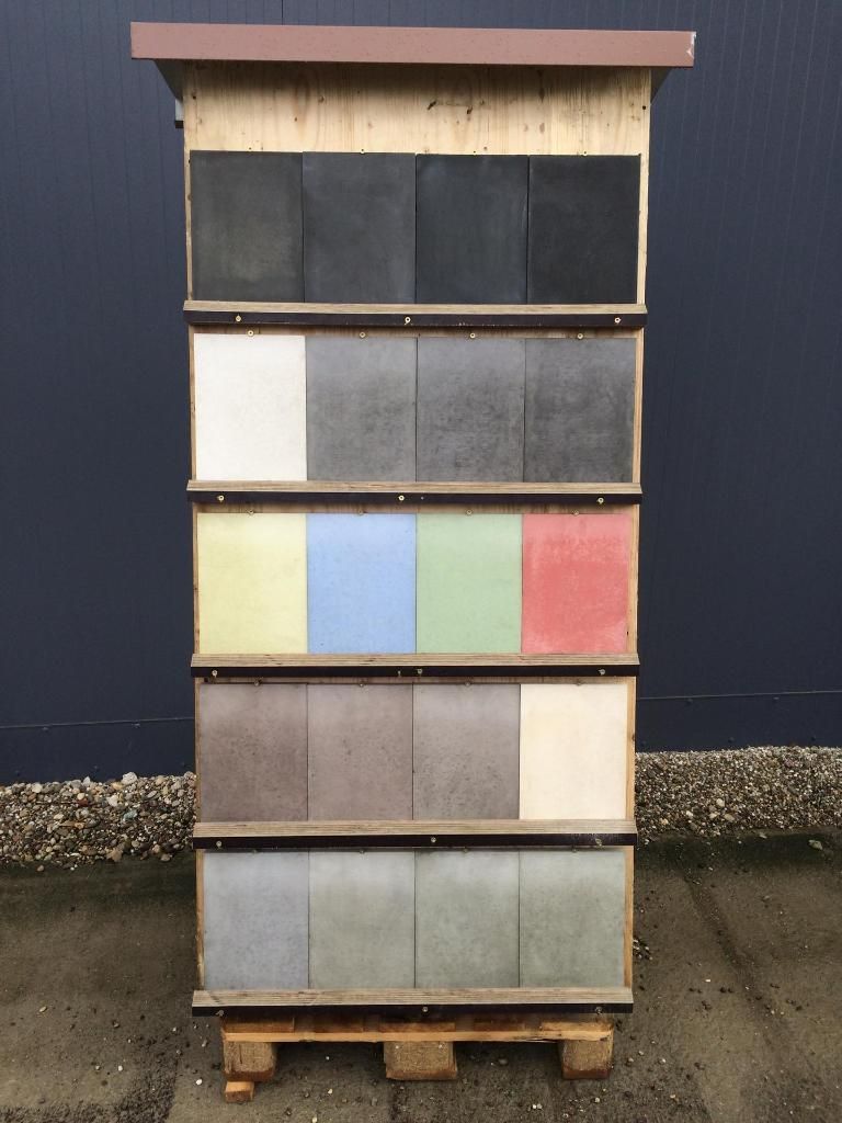 Présentoir avec palette de couleurs sur béton