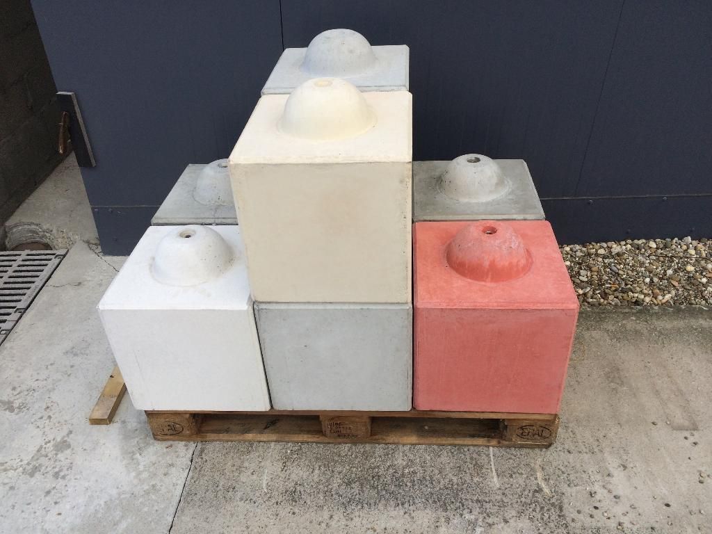 Blocs empilables en béton coloré