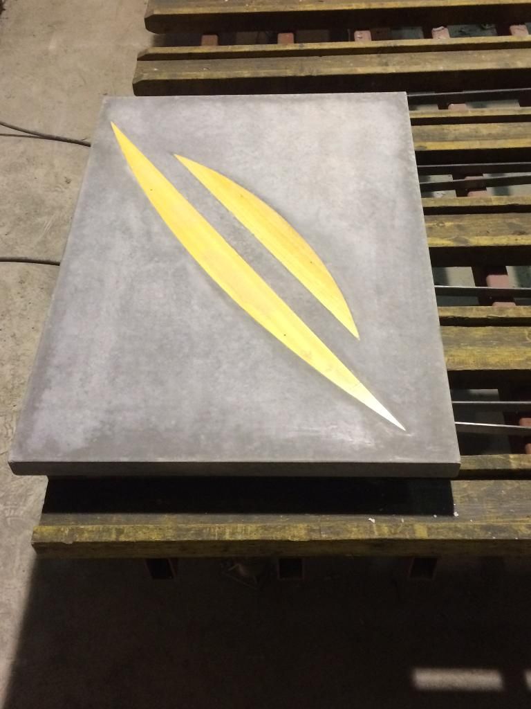 Table basse avec béton et intégration de motifs en bois