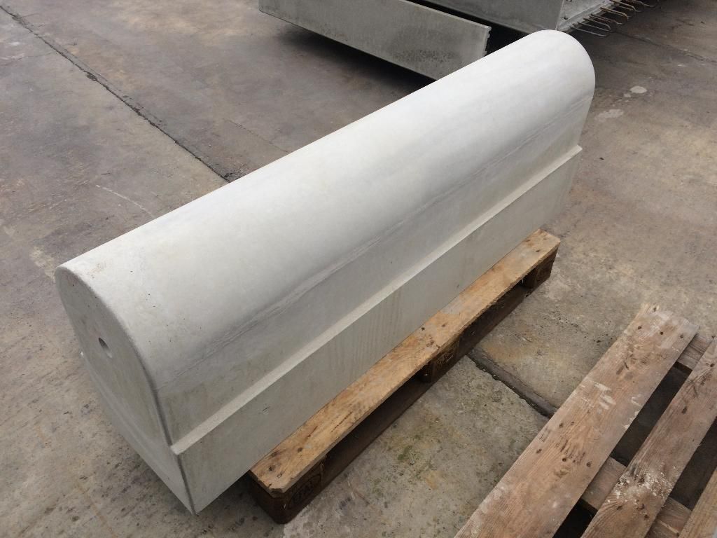 Bloc de béton plein avec sommet courbé