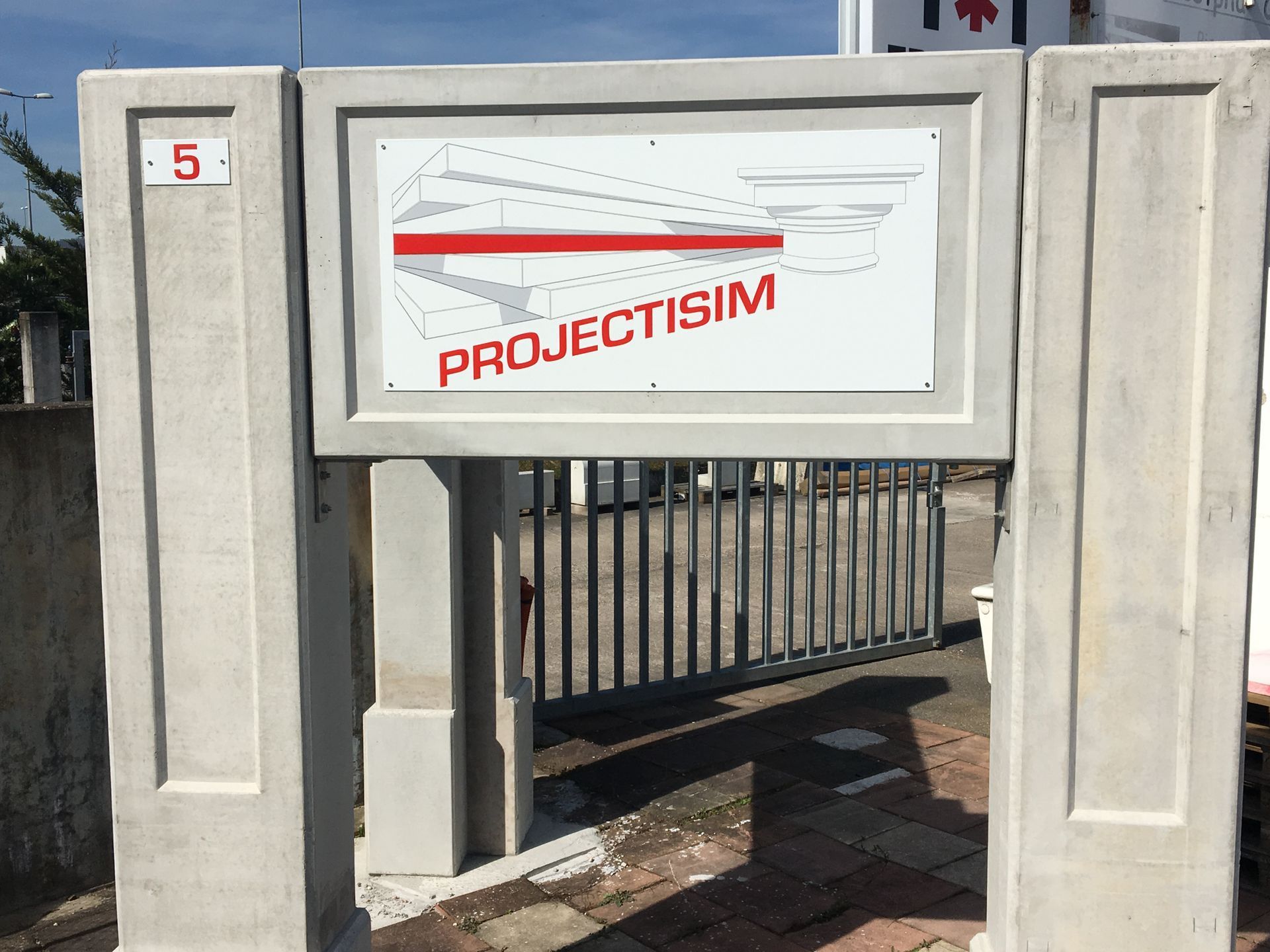 Portique en béton avec une pancarte de l'entreprise PROJECTISIM