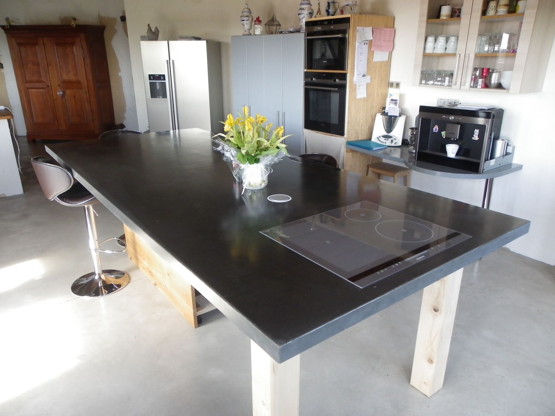 Table haute en béton avec plaque de cuisson intégrée