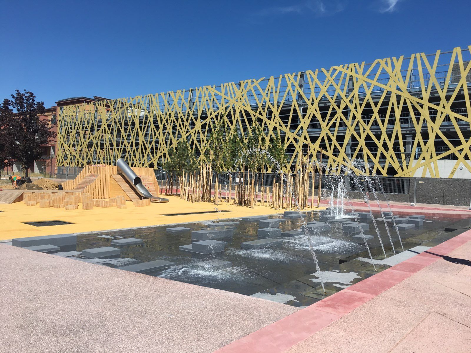 Fontaine publique béton avec jets d'eau