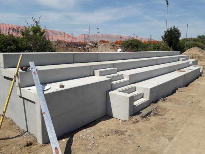 Tribune avec escalier en béton