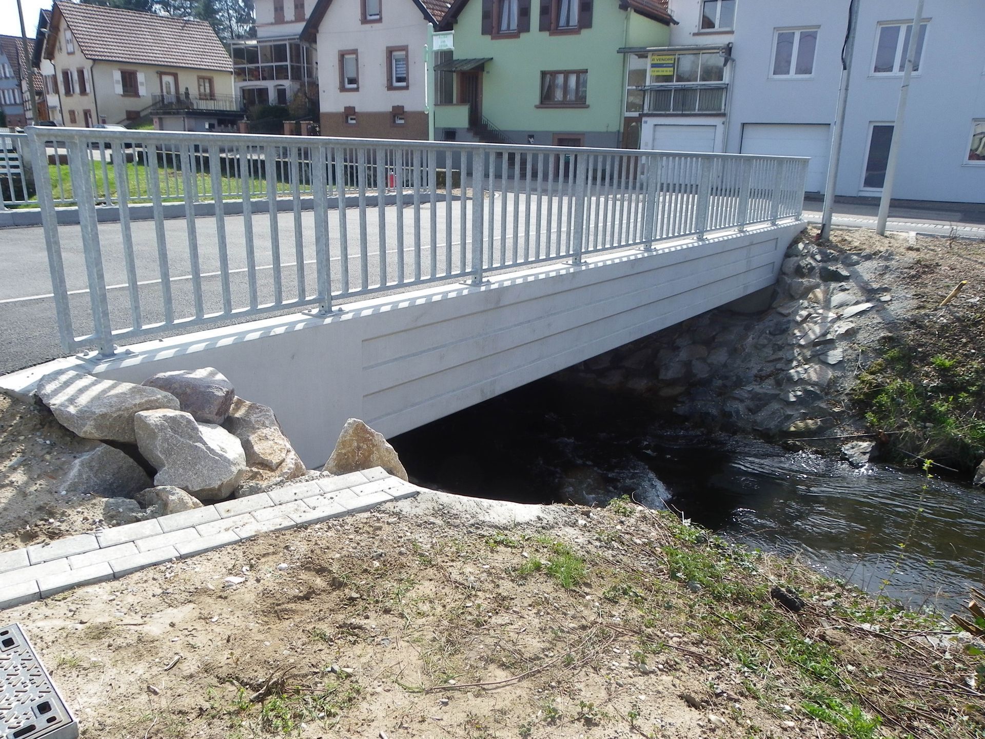 Image d'un pont avec des poutres en béton