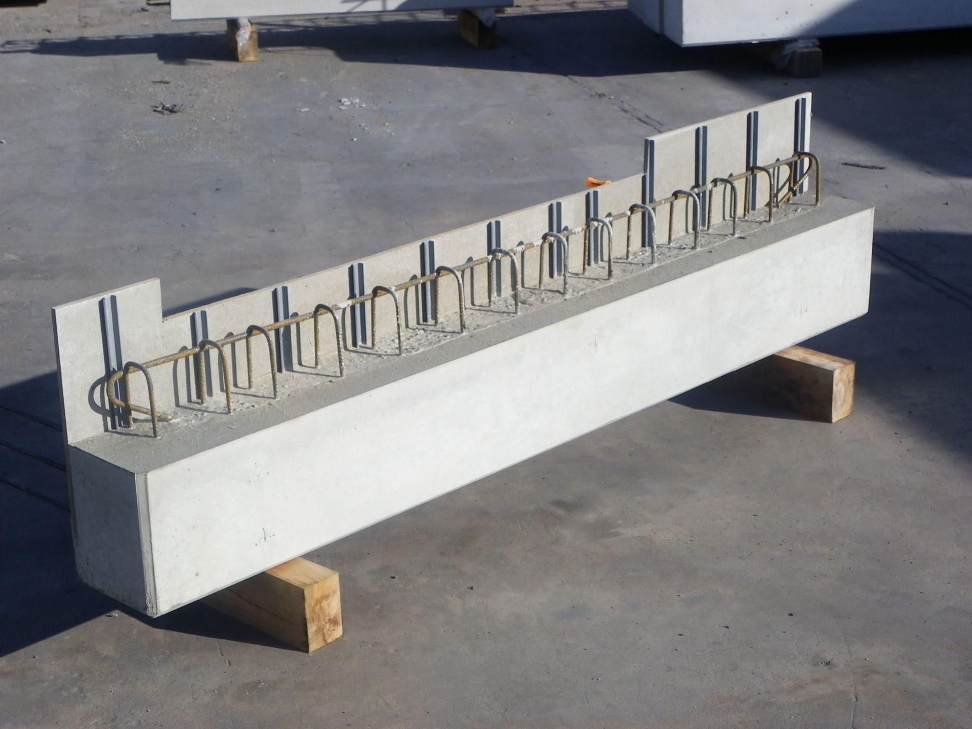 Élément de béton avec arrêt de dalle