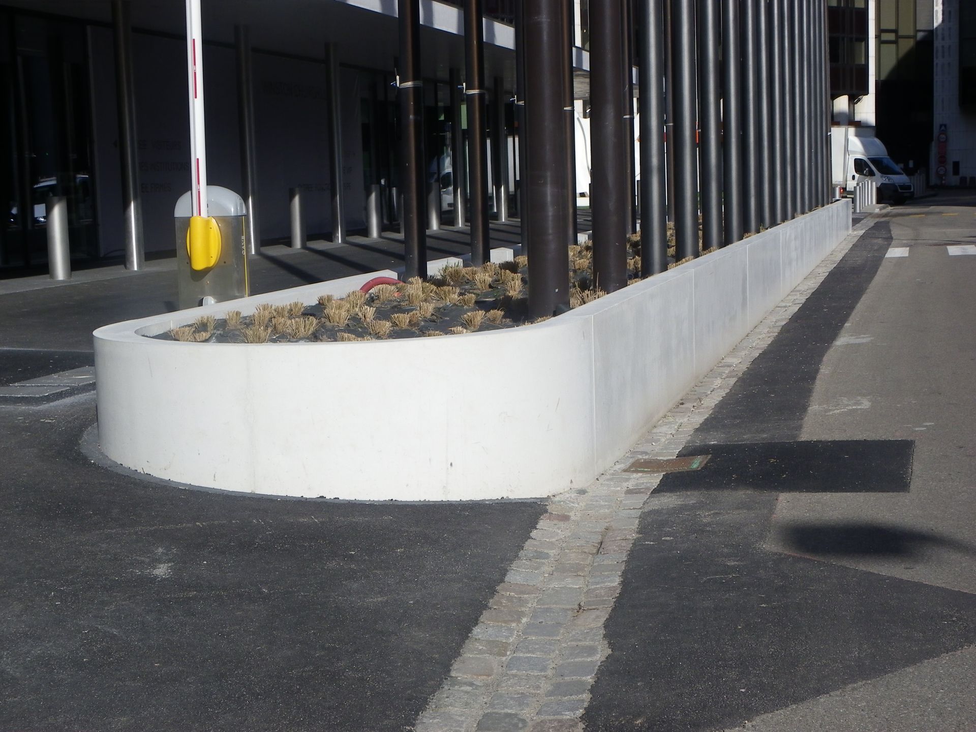 Murs en béton blanc courbé devant le Parlement à Strasbourg