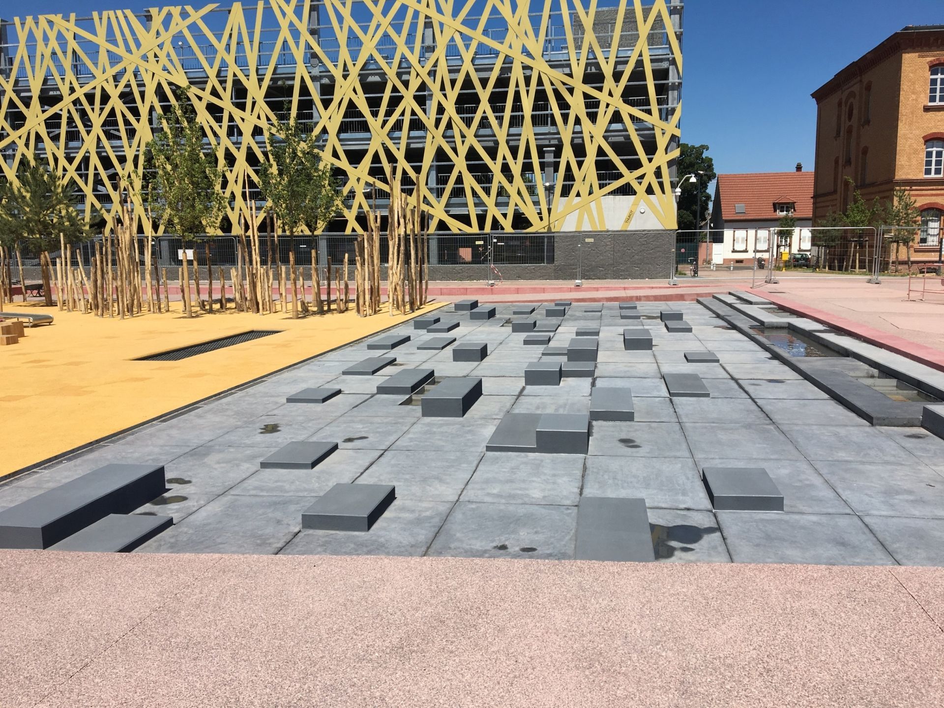 Fontaine publique avec jets d'eau en béton