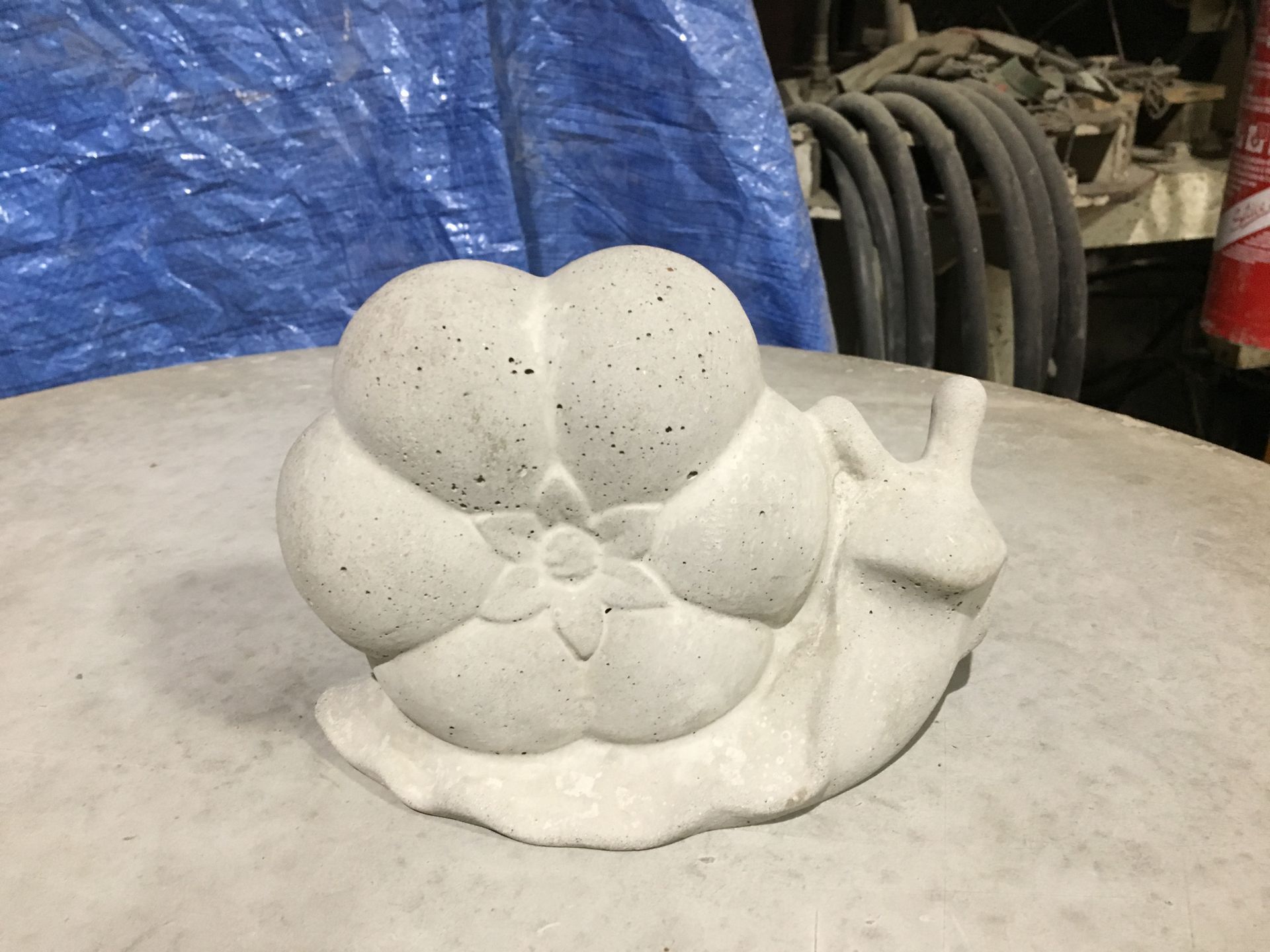 Sculpture d'escargot en béton