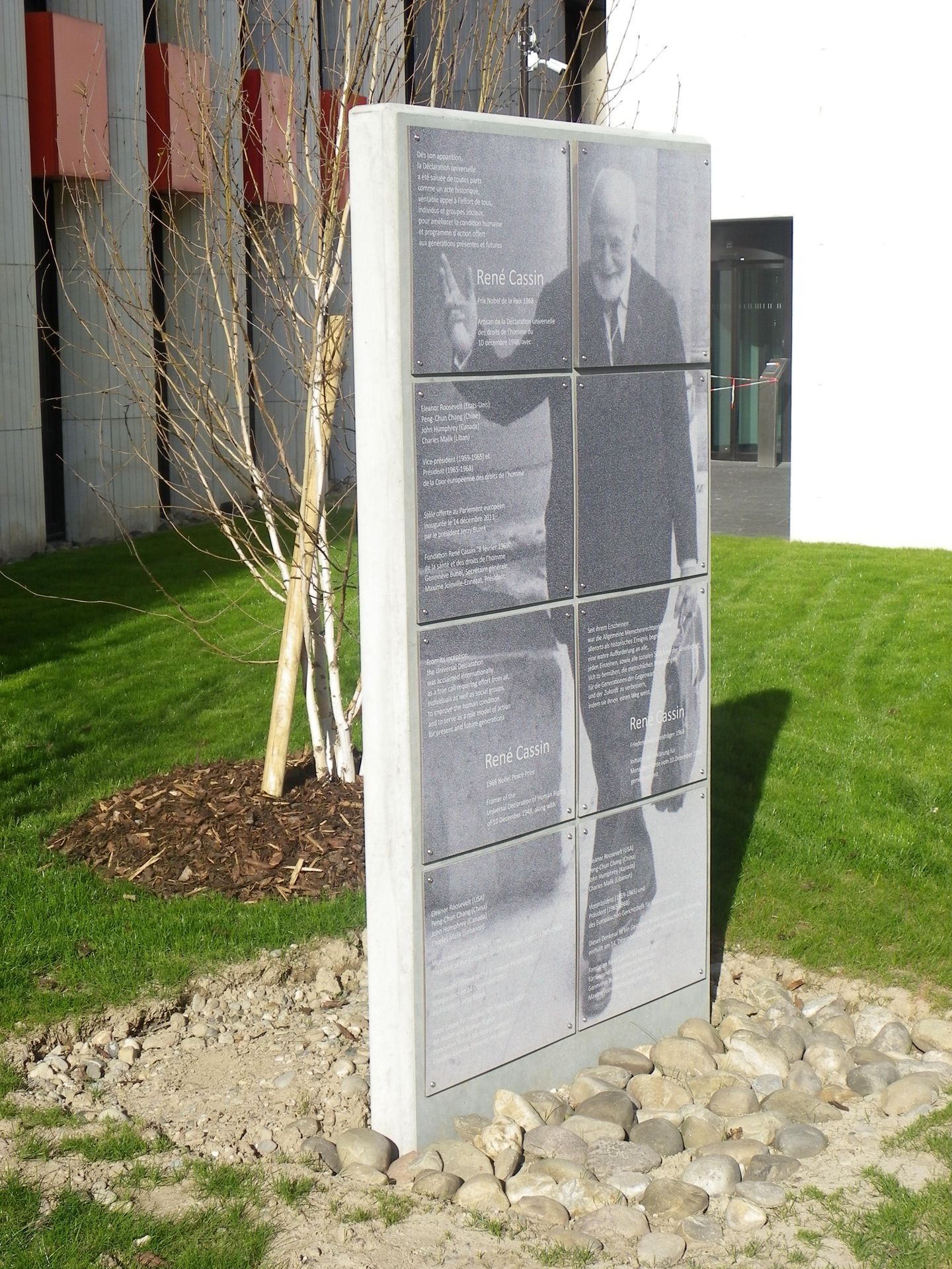 Pancarte en béton avec finition matricée : texte et image