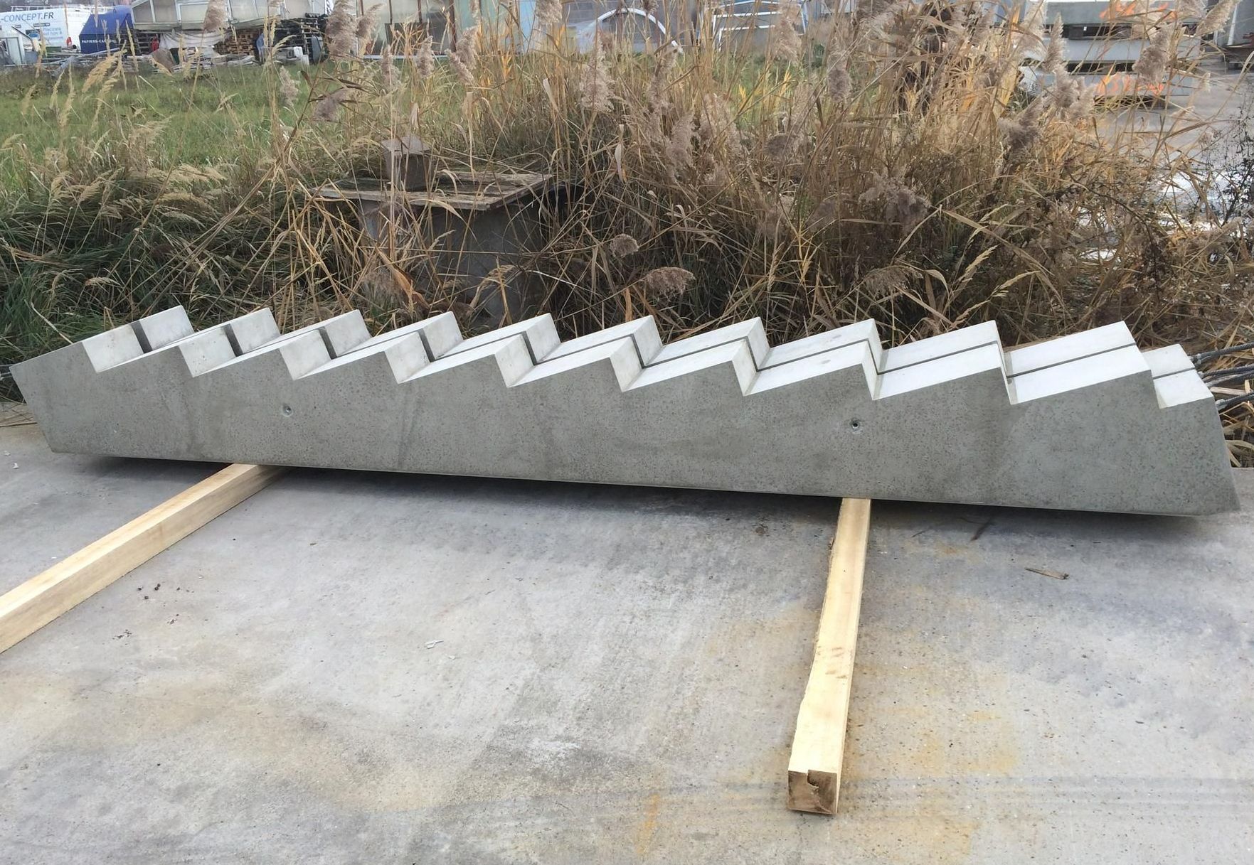 Escaliers en béton en attente d'être posés