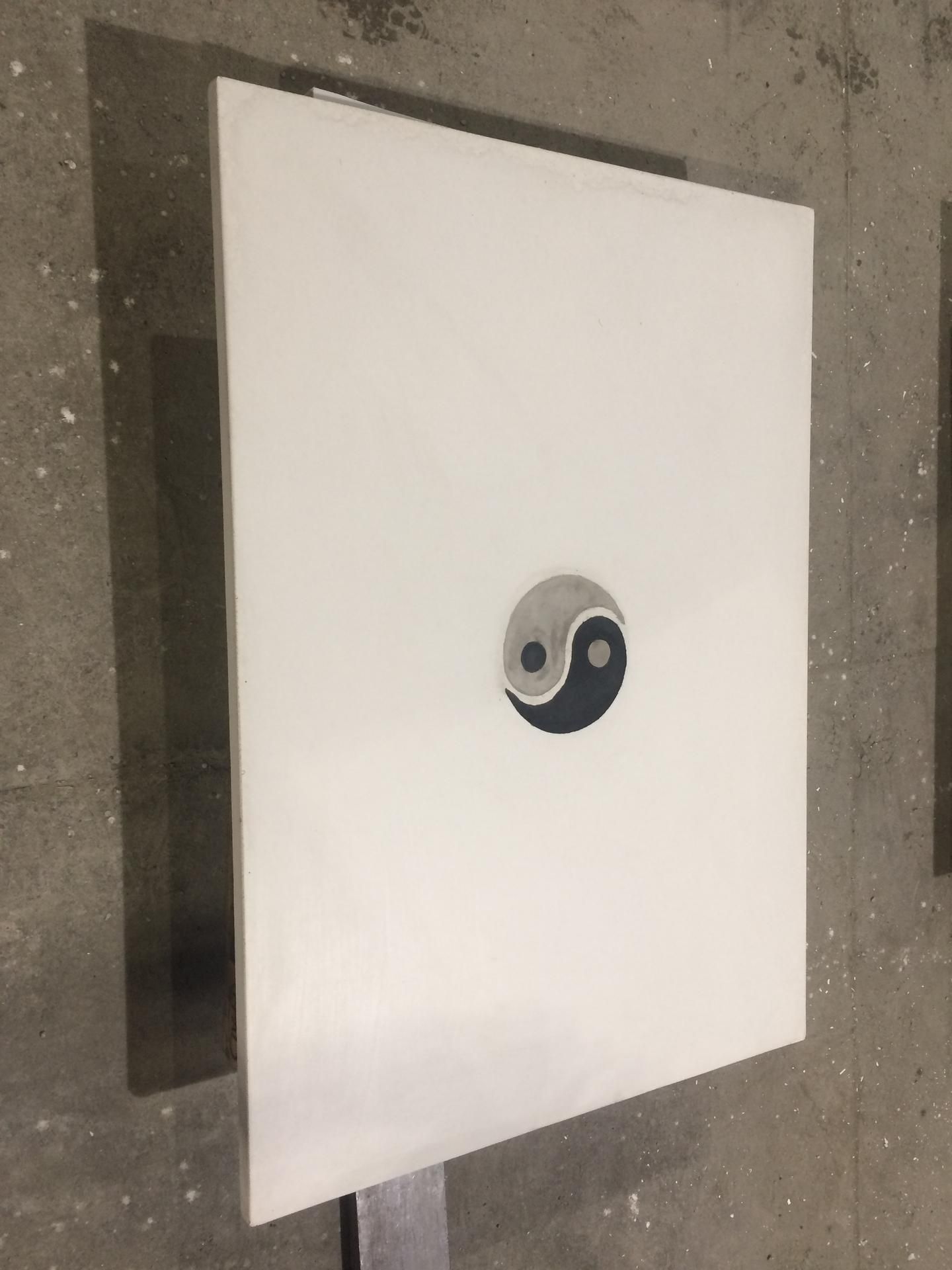 Table basse en béton avec motif de yin et yang