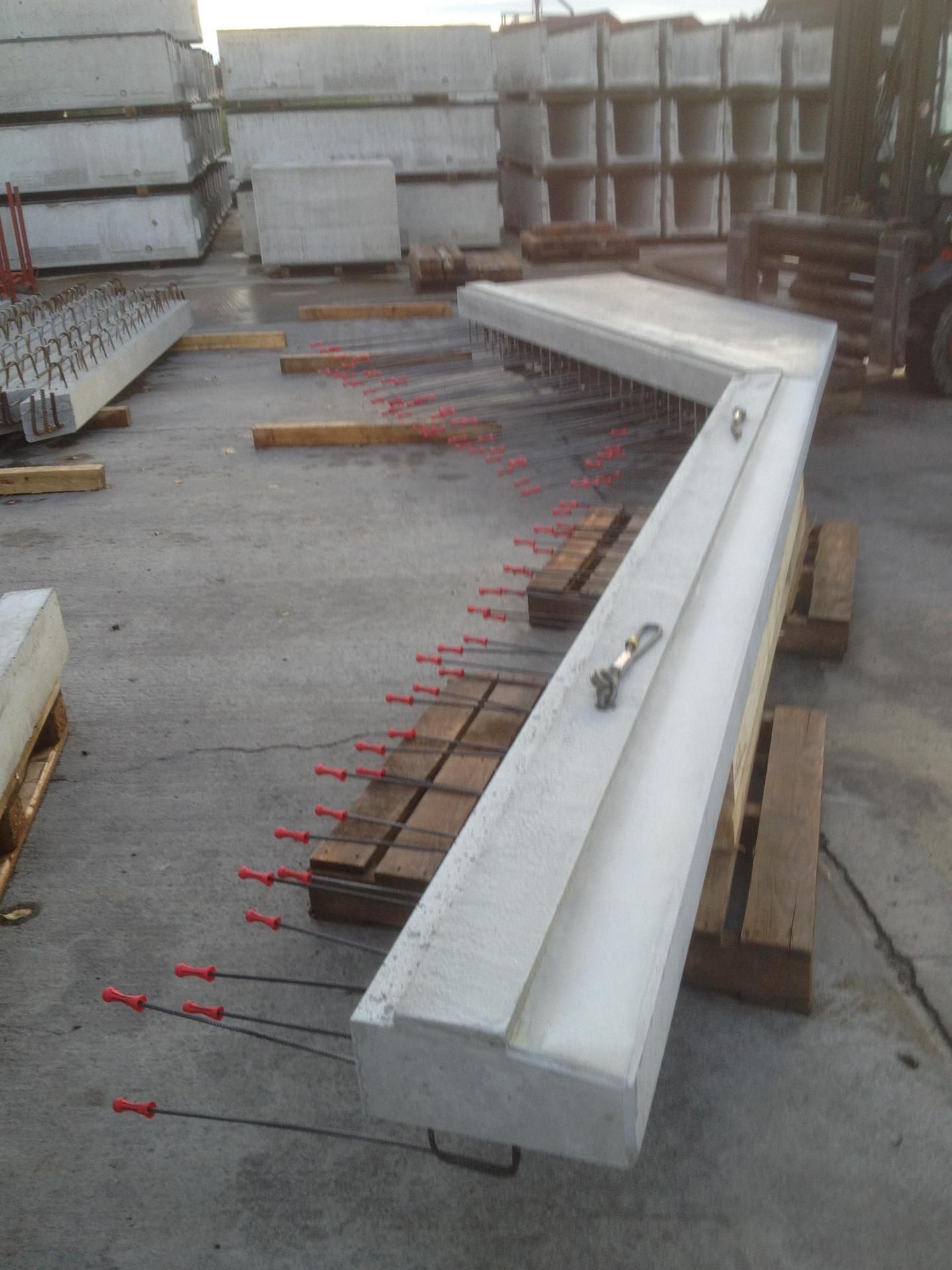 Création d'un élément en béton dans l'atelier