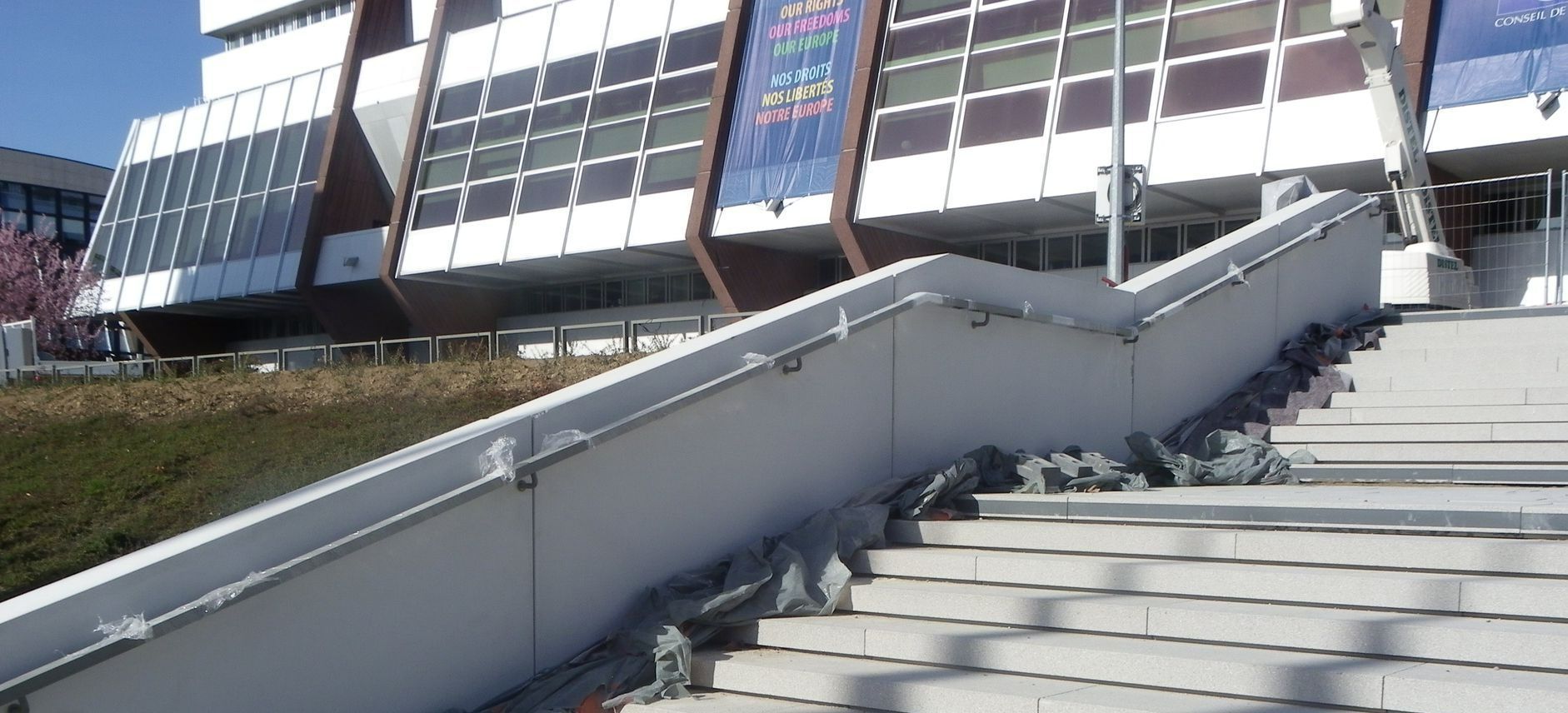 Escalier avec mur de rampe en béton blanc
