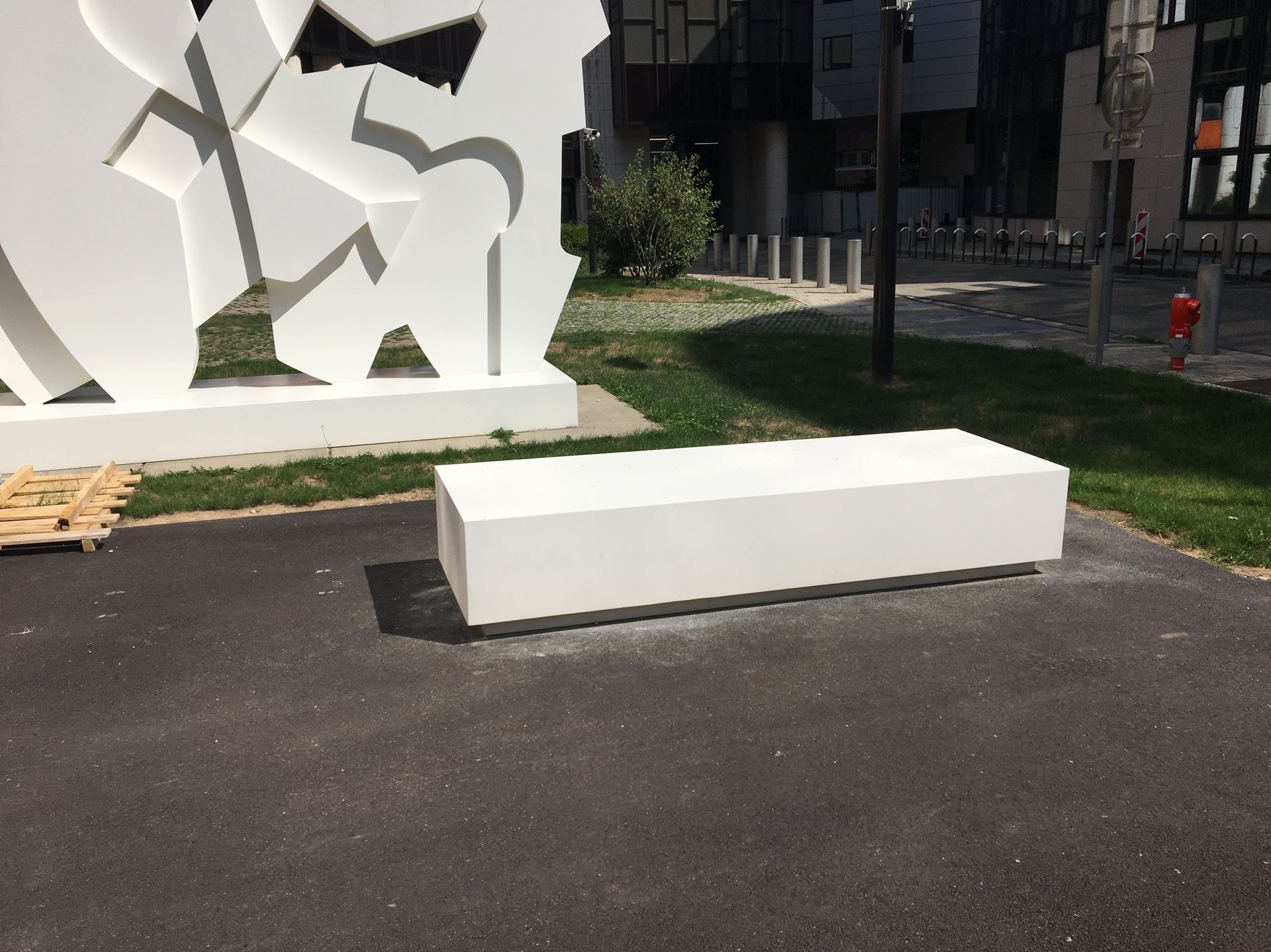 Banc extérieur en béton blanc