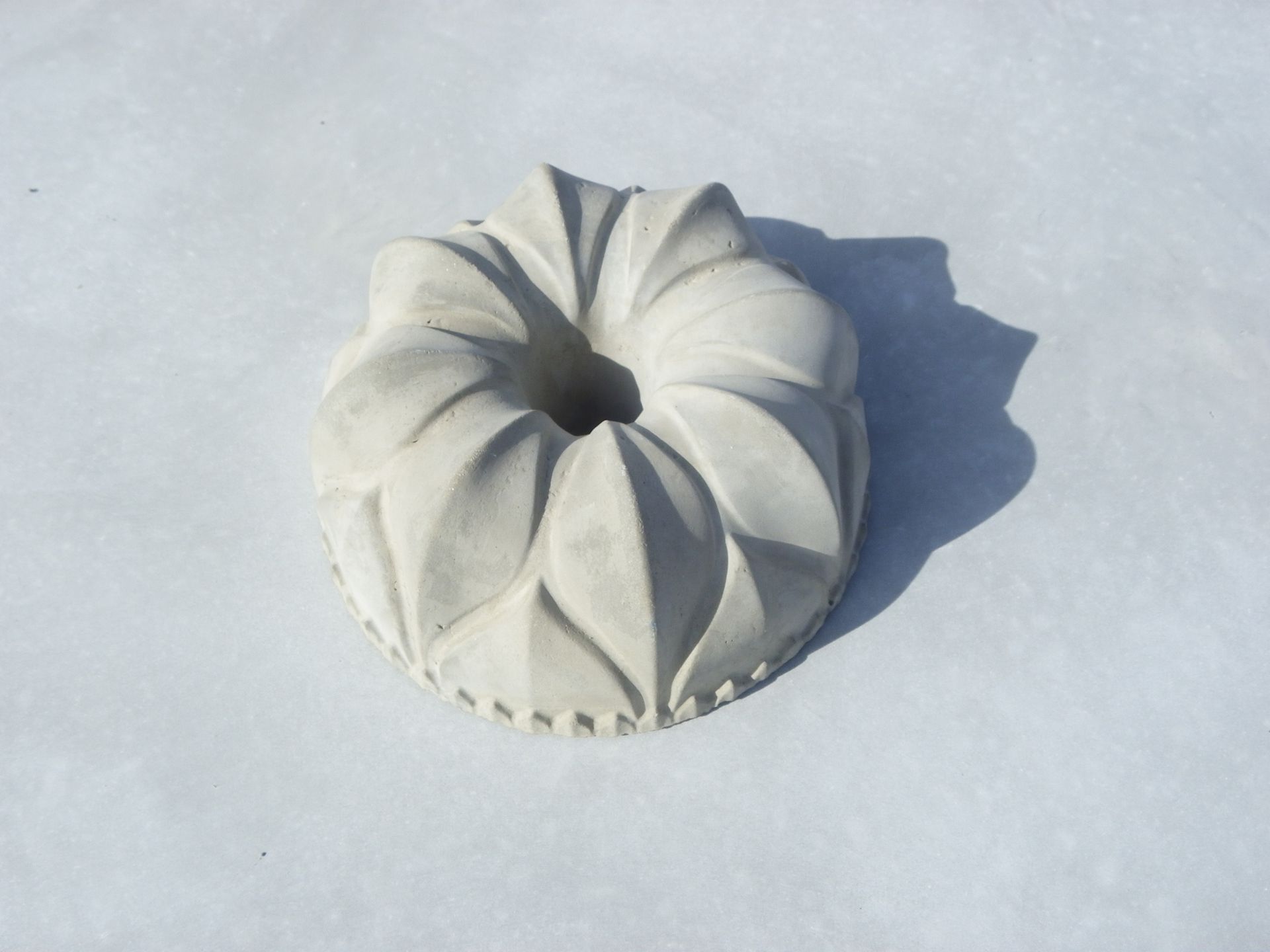 Objet décoratif en béton en forme de couronne