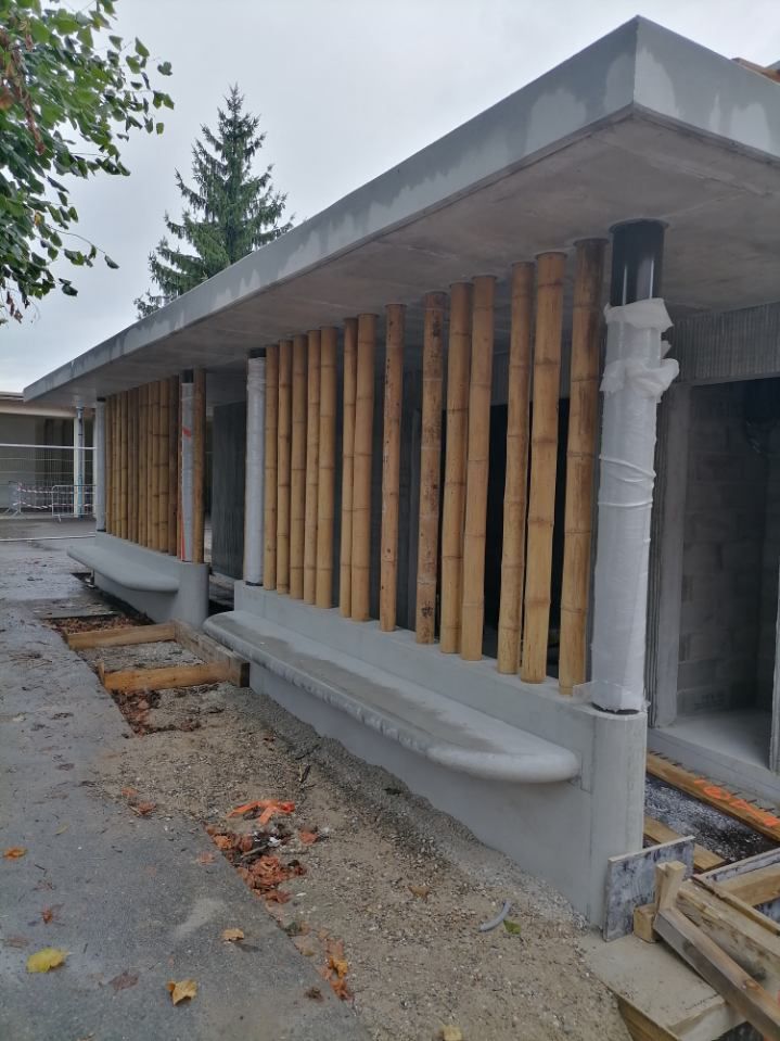 Bancs publics en béton