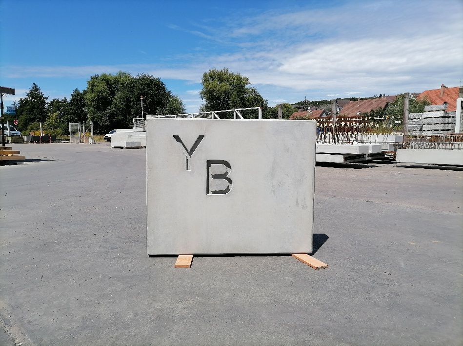 Muret de clôture avec texte en négatif