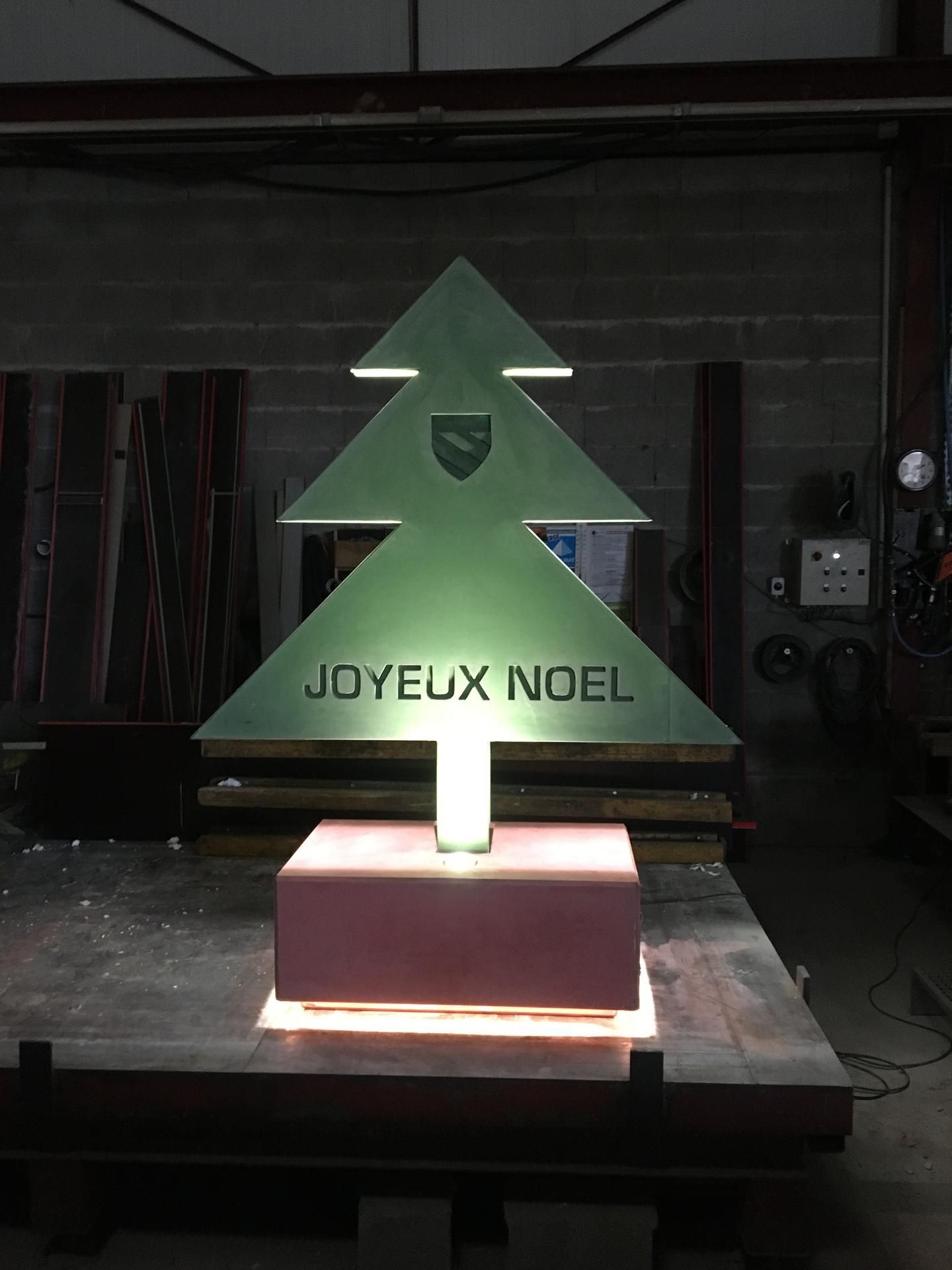 Sculpture de béton colorée et illuminée en forme de sapin de Noël