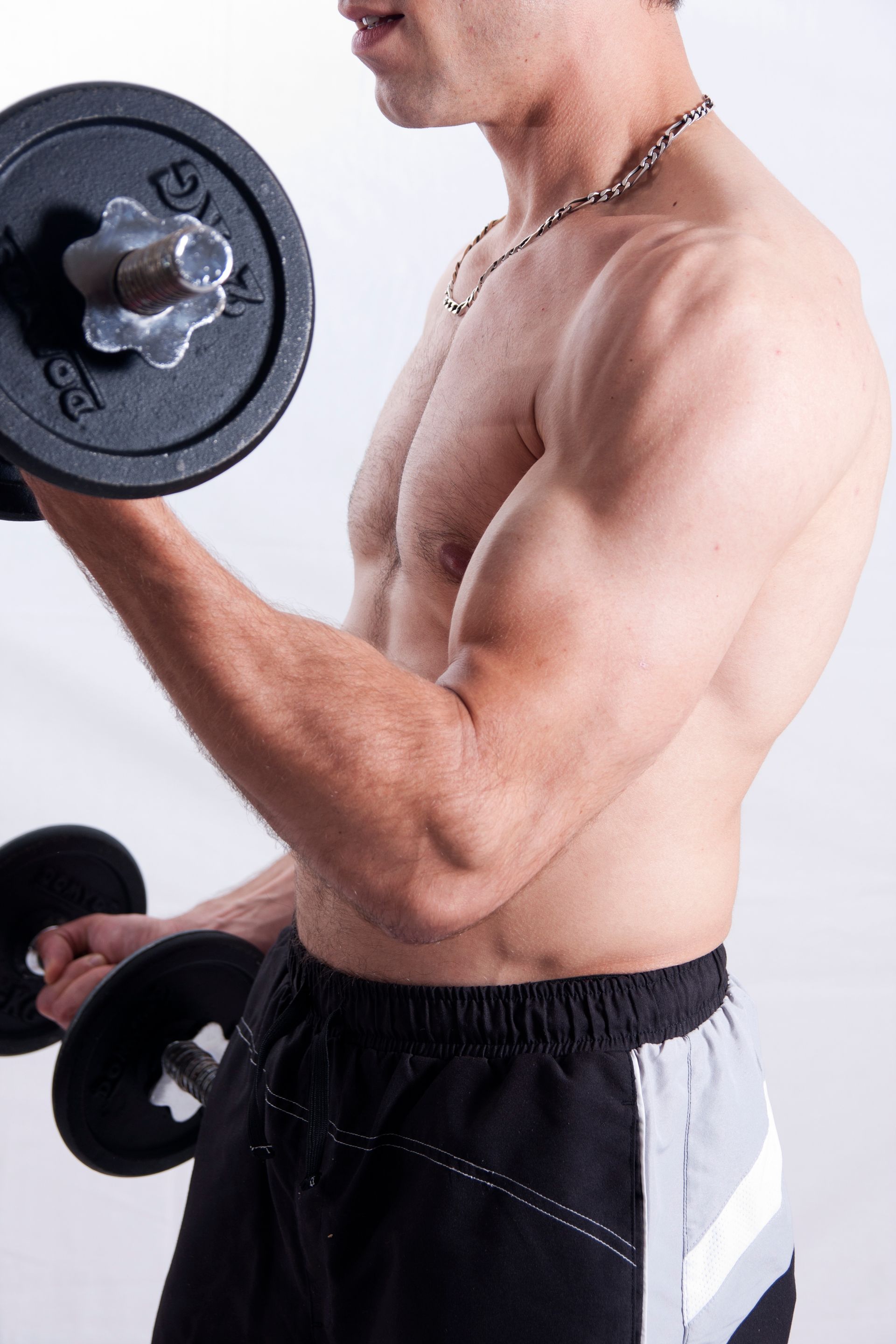 Un homme fait des flexions de biceps avec des haltères.