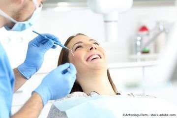 Patientin während einer Zahnarztbehandlung
