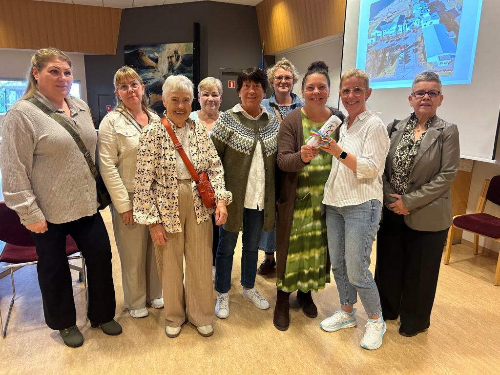 Fulltrúar frá Kvennfélaginu Lilju afhenda Þorbjörgu Sigurðardóttur hjúkrunarforstjóra gjafabréfið fy