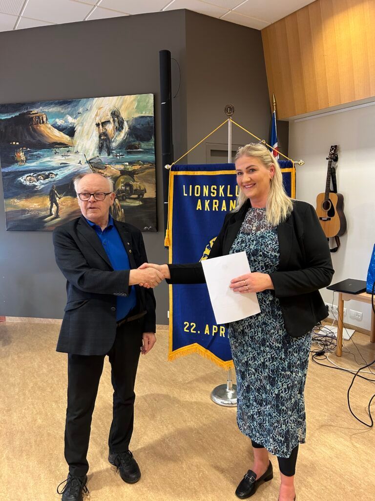 Jón Smári Svavarsson formaður Lionsklúbbs Akraness afhendir Ingibjörgu Ólínu Gunnarsdóttur hjúkrunar