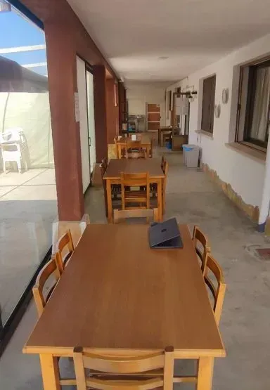 Icono de marcador de posición gris claro con un sol y montañas sobre fondo blanco