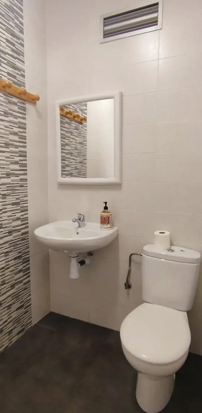 Icono de marcador de posición gris claro con un sol y montañas sobre fondo blanco