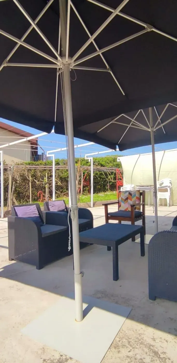 Icono de marcador de posición gris claro con un sol y montañas sobre fondo blanco