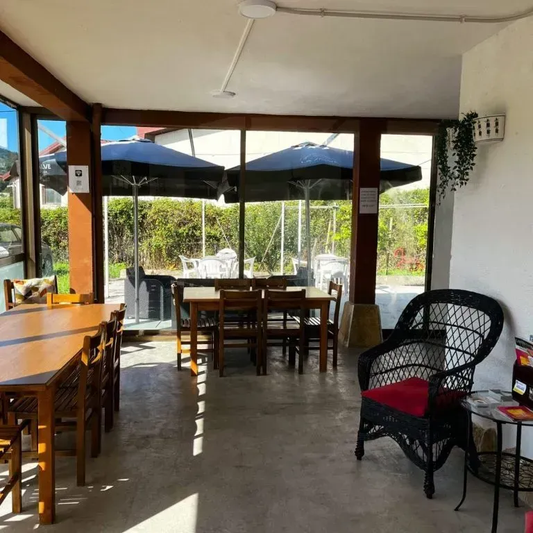 Icono de marcador de posición gris claro con un sol y montañas sobre fondo blanco