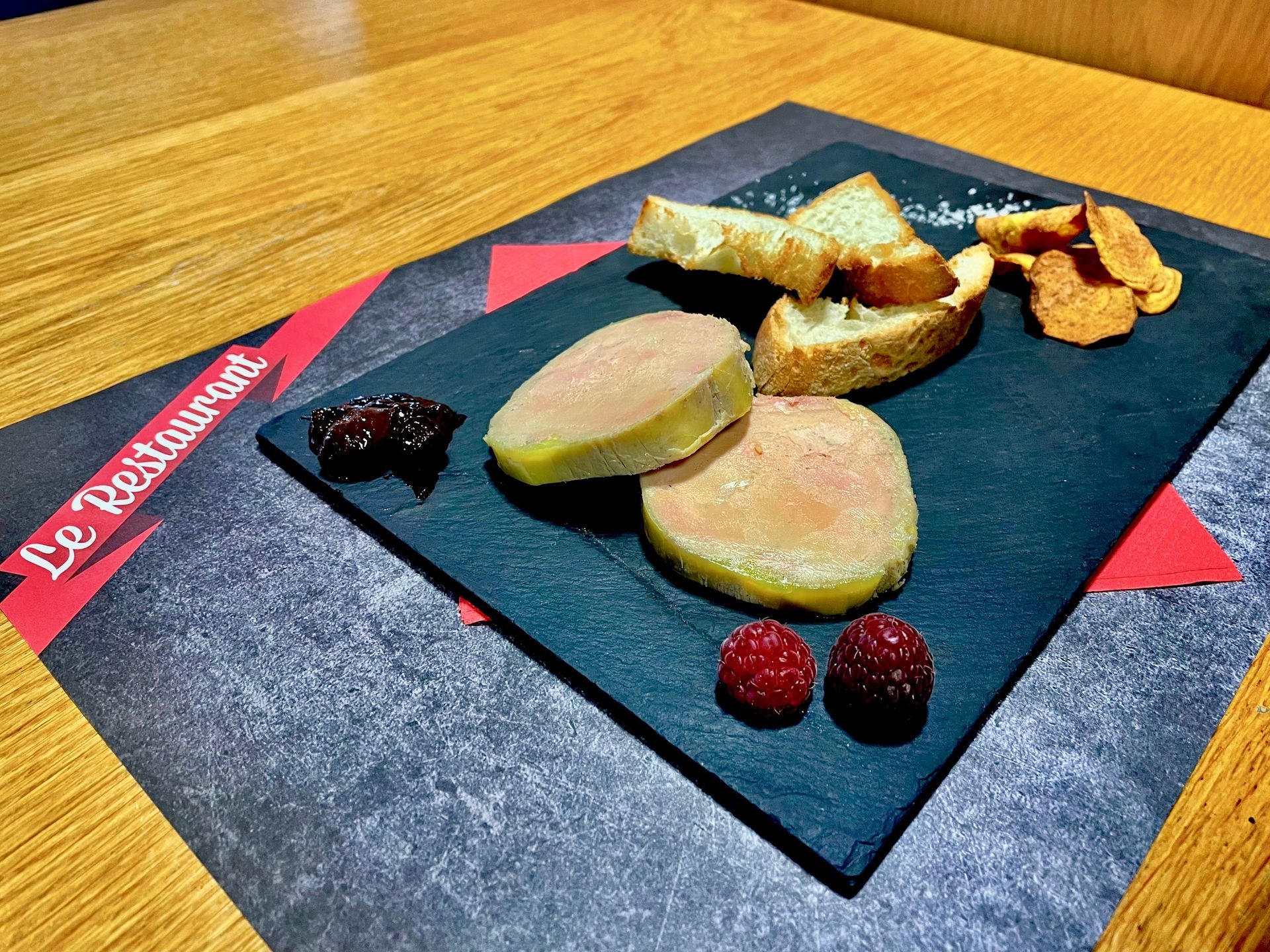 Photo d'une planche de foie gras avec du pain