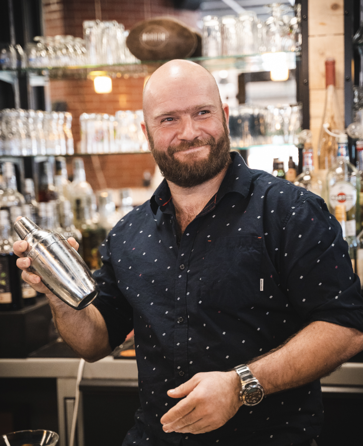 Barman qui prépare une boisson